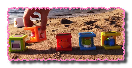 Развивающие игрушки и машинки на пляже. Играем в прятки и считаем до 5